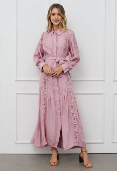 Bezauberndes gehäkeltes Maxikleid mit Knopfleiste und Bindegürtel in Rosa