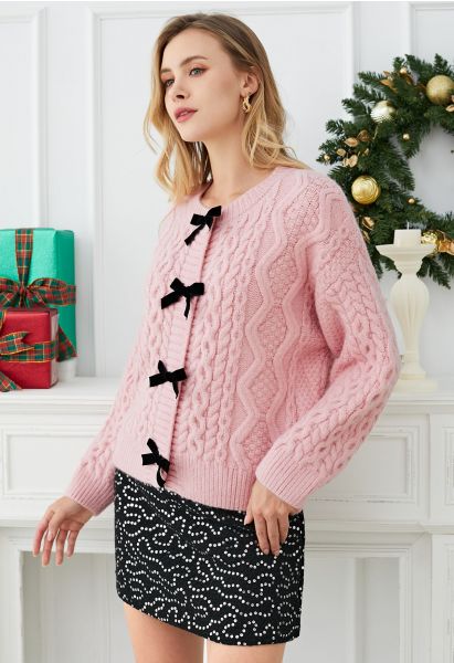 Strickjacke mit geflochtener Schleife und Druckknopf in Rosa