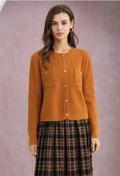 Strickjacke mit aufgesetzten Taschen und Knöpfen, geprägten Punkten in Orange