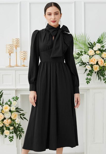 Atemberaubendes Midikleid mit Cutout und Schleife in Schwarz