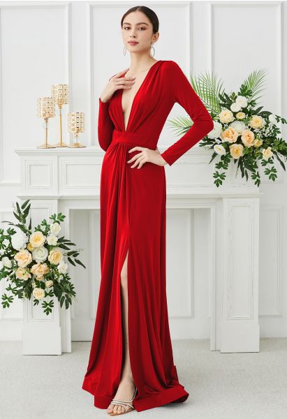 Rotes Maxikleid mit tiefem V-Ausschnitt und Schlitz vorne