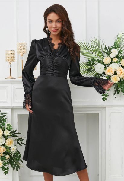 Schwarzes, gerüschtes Midikleid aus Satin mit hoher Taille und Spitzenbesatz