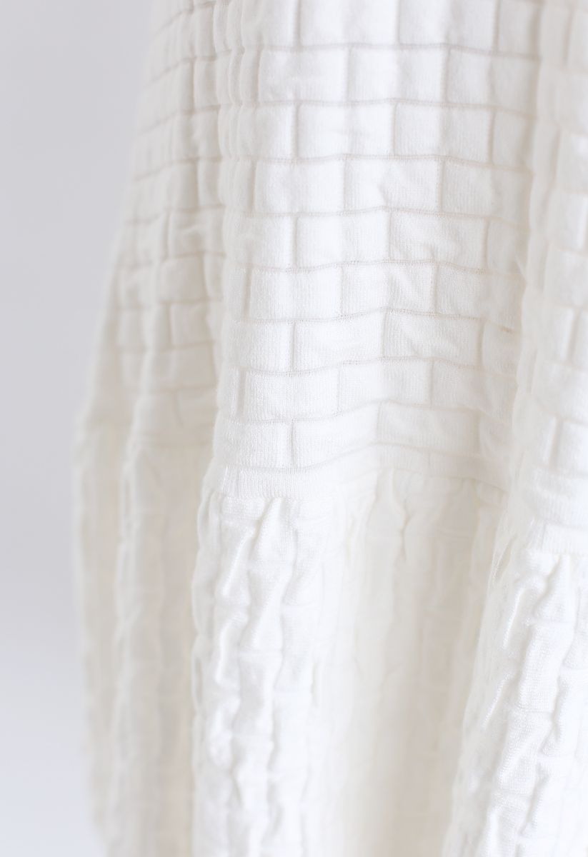 Geprägtes Strickkleid mit Rüschensaum in Weiß