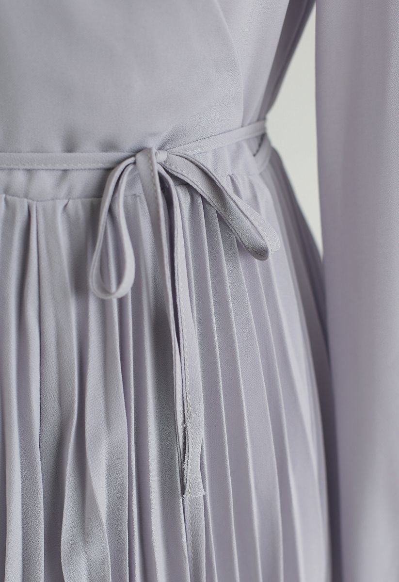 Lila Plissee Chiffon Kleid mit V-Ausschnitt