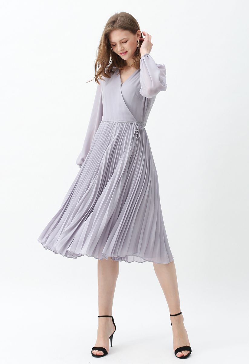 Lila Plissee Chiffon Kleid mit V-Ausschnitt