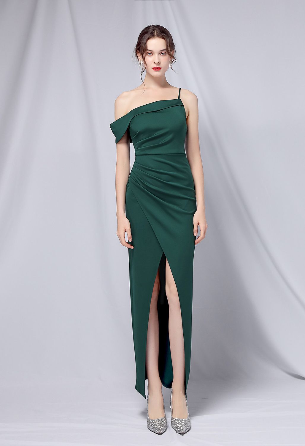 Kleid mit Einzelriemen und Schlitz in Smaragdgrün