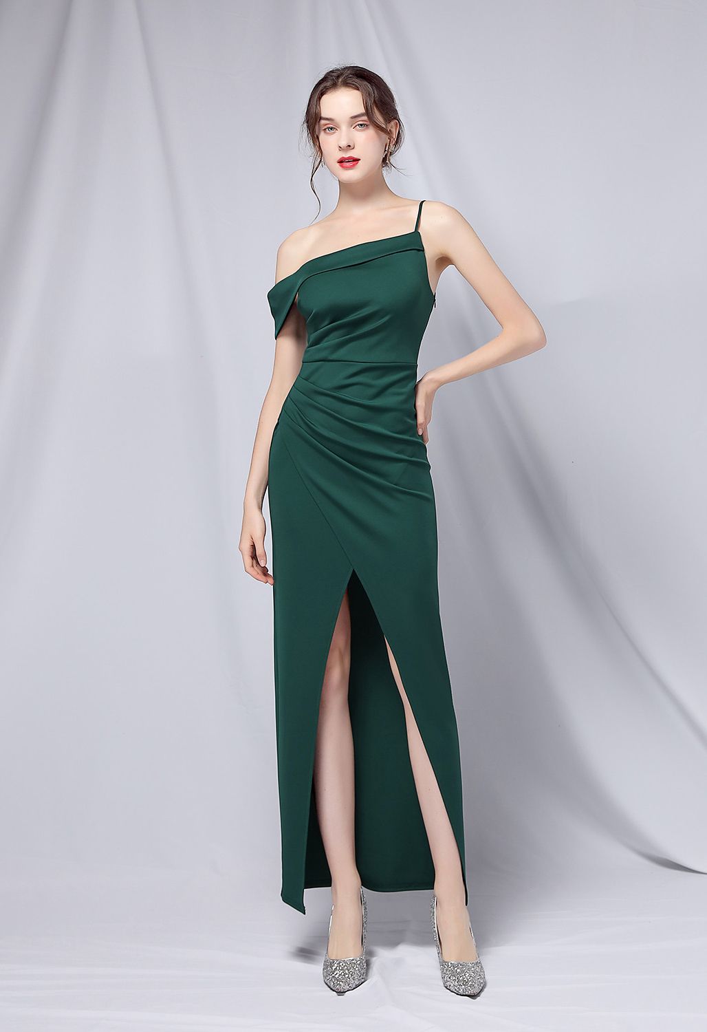 Kleid mit Einzelriemen und Schlitz in Smaragdgrün