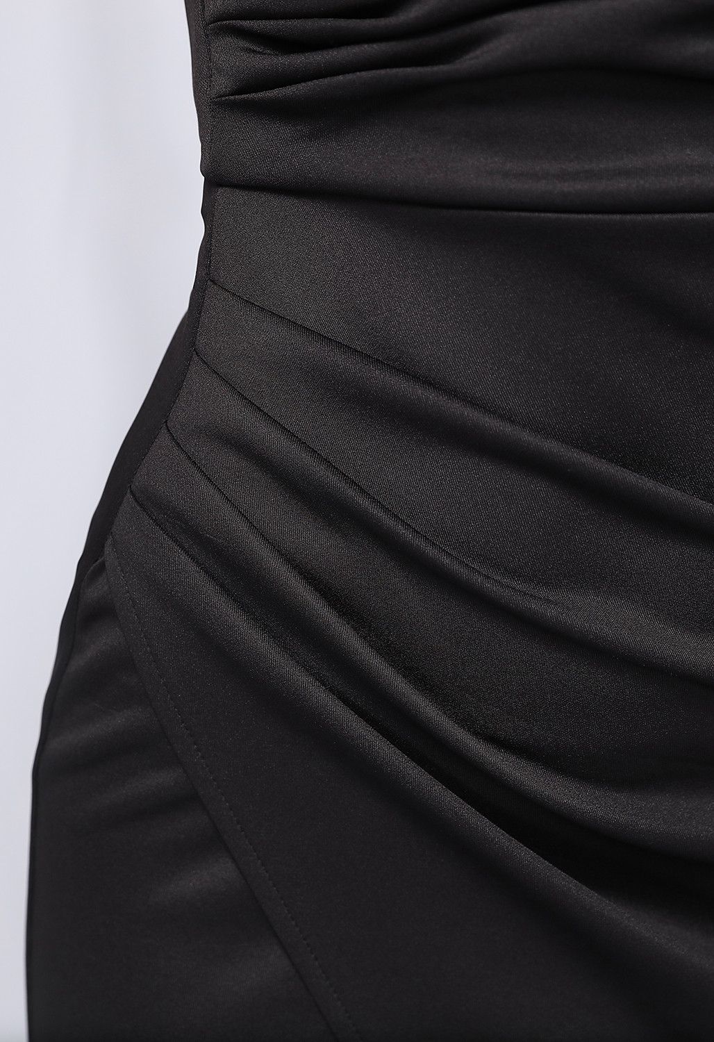 Kleid mit Einzelriemen und Schlitz vorne in Schwarz