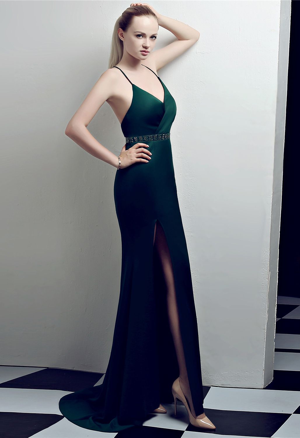 Cami-Kleid mit perlenbesetzter Taille und Kreuzschlitz und offenem Rücken in Smaragdgrün