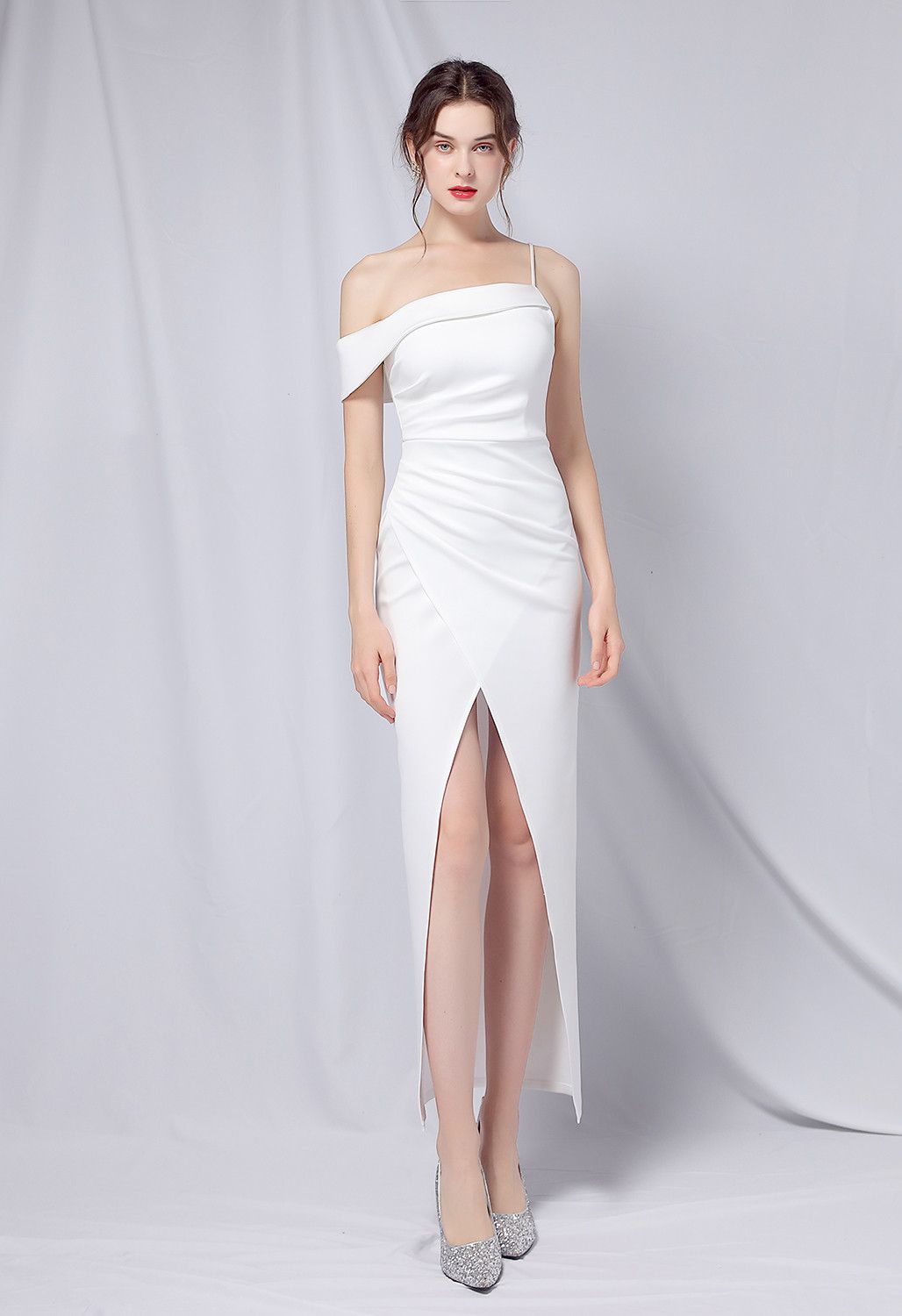 Kleid mit Schlitz vorne und einem Träger in Weiß