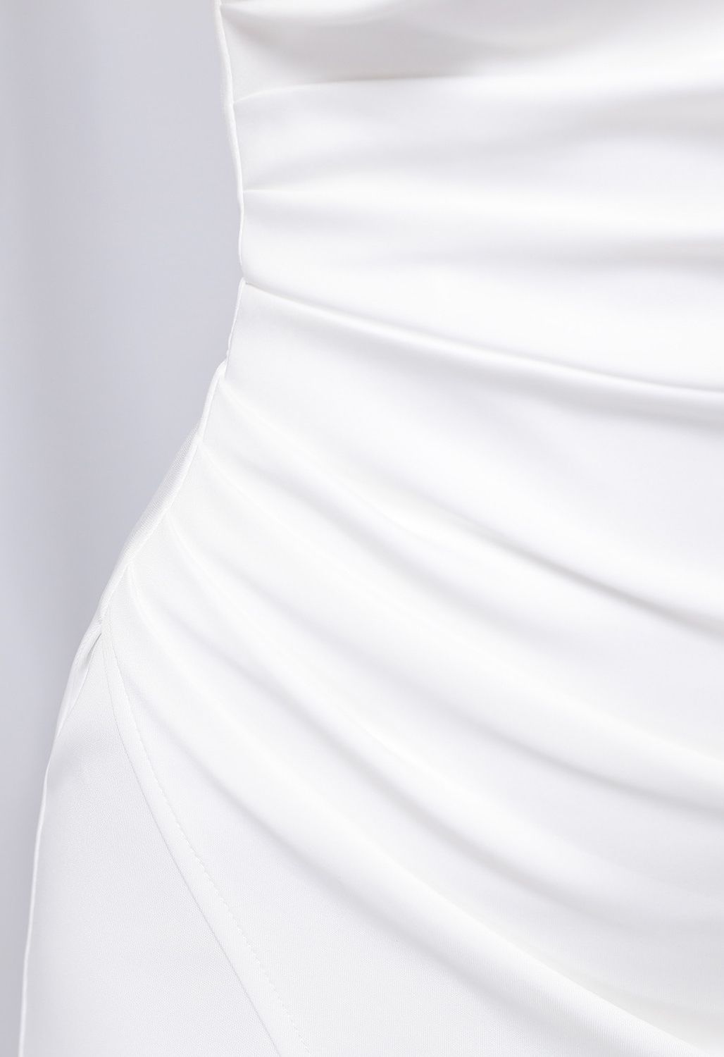 Kleid mit Schlitz vorne und einem Träger in Weiß