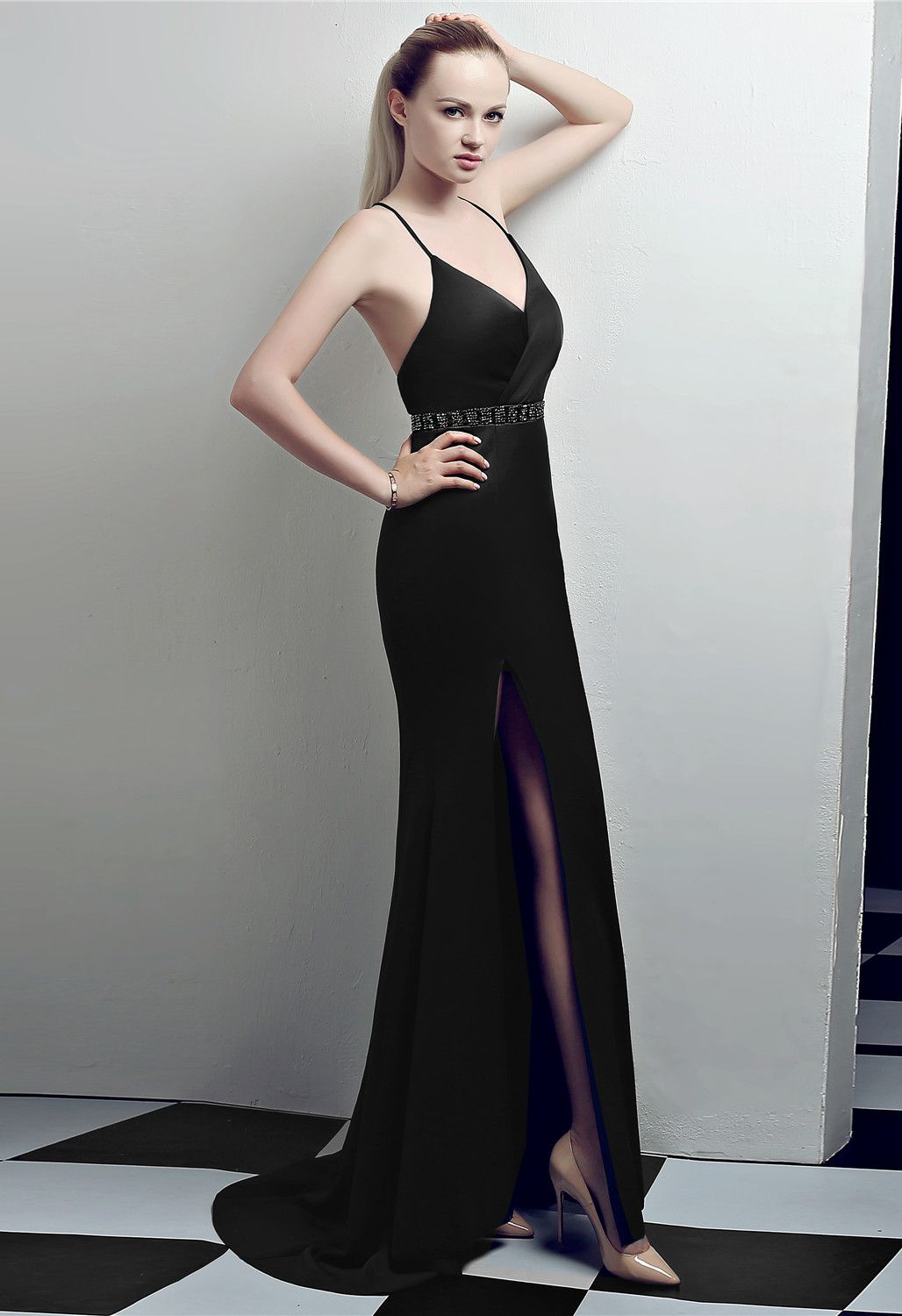 Cami-Kleid mit perlenbesetzter Taille und Kreuzschlitz und offenem Rücken in Schwarz