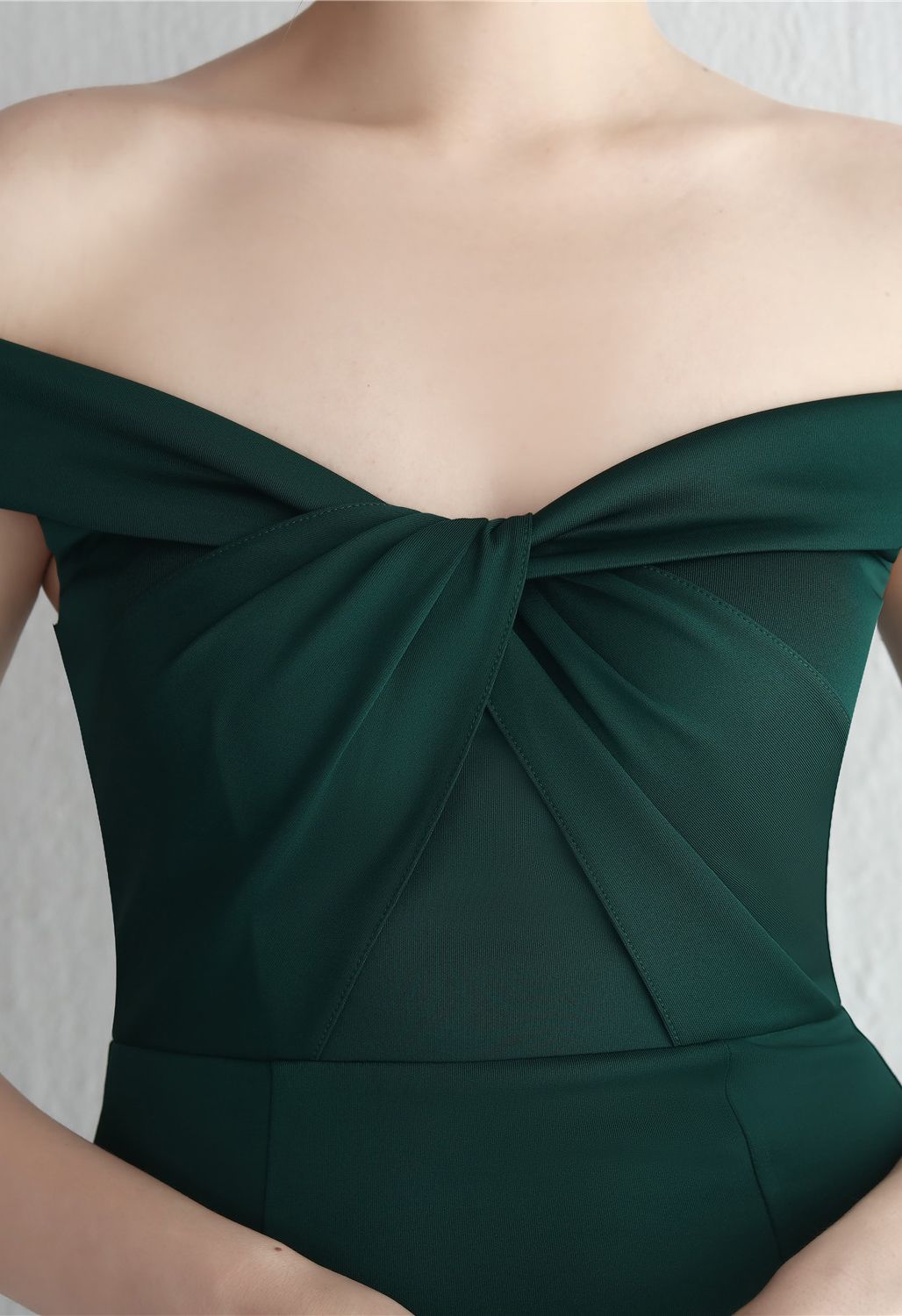Off-Shoulder-Kleid mit verdrehter Vorderseite in Smaragdgrün
