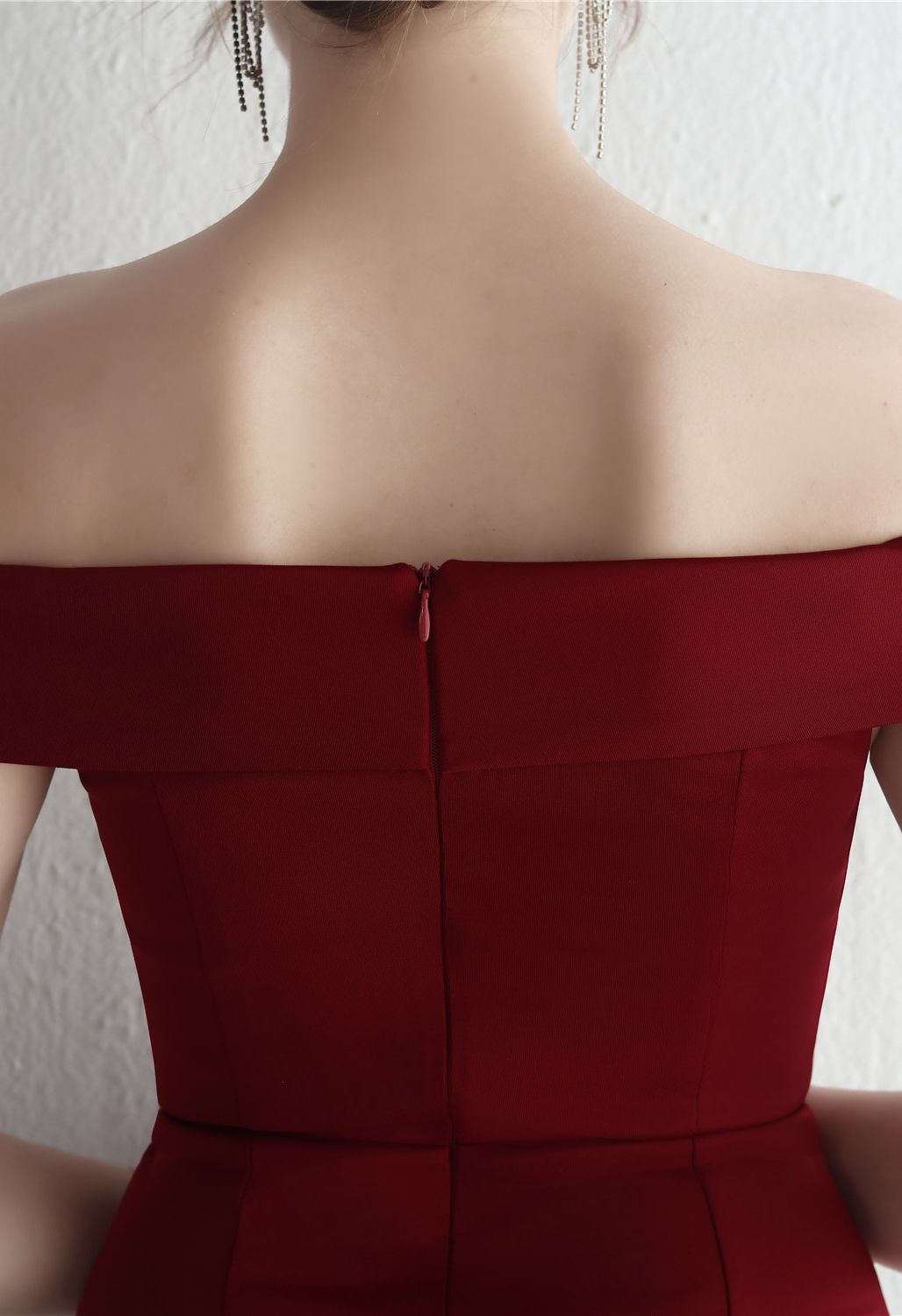 Off-Shoulder-Kleid mit Twist-Vorderseite in Burgund