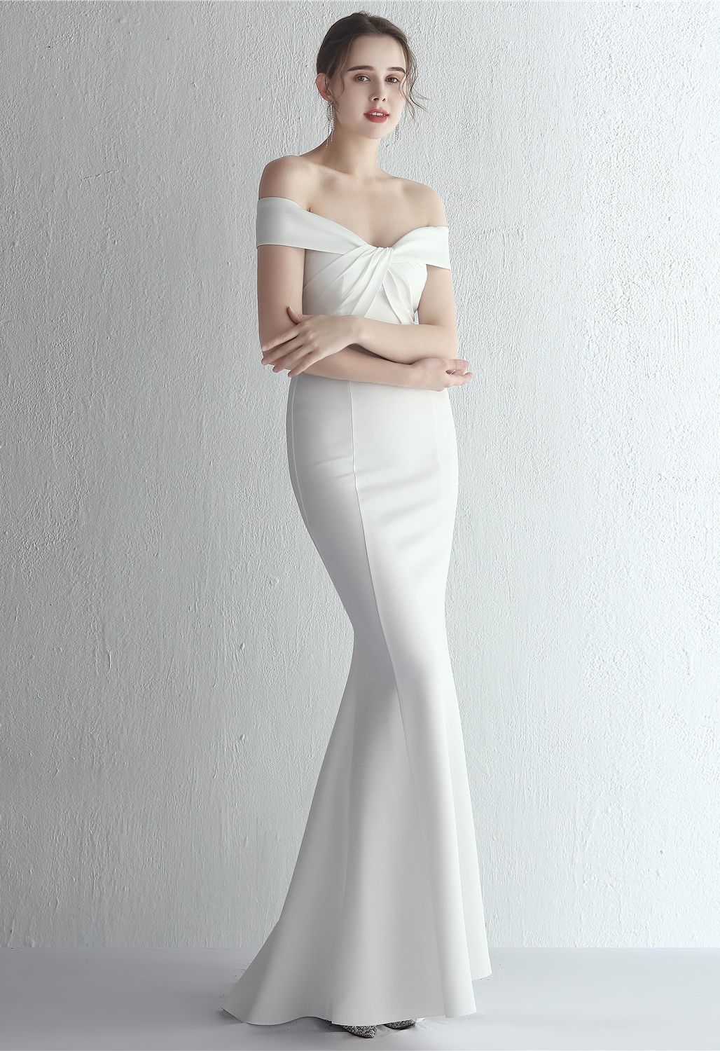 Off-Shoulder-Kleid mit verdrehter Vorderseite in Weiß
