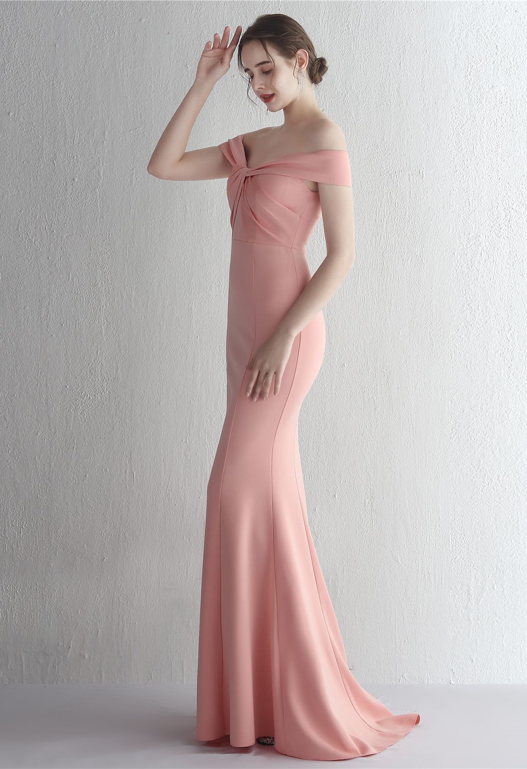 Off-Shoulder-Kleid mit Twist-Vorderseite in Pink