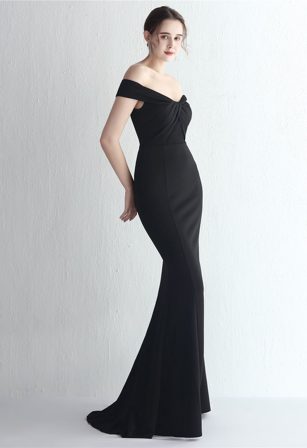 Off-Shoulder-Kleid mit verdrehter Vorderseite in Schwarz