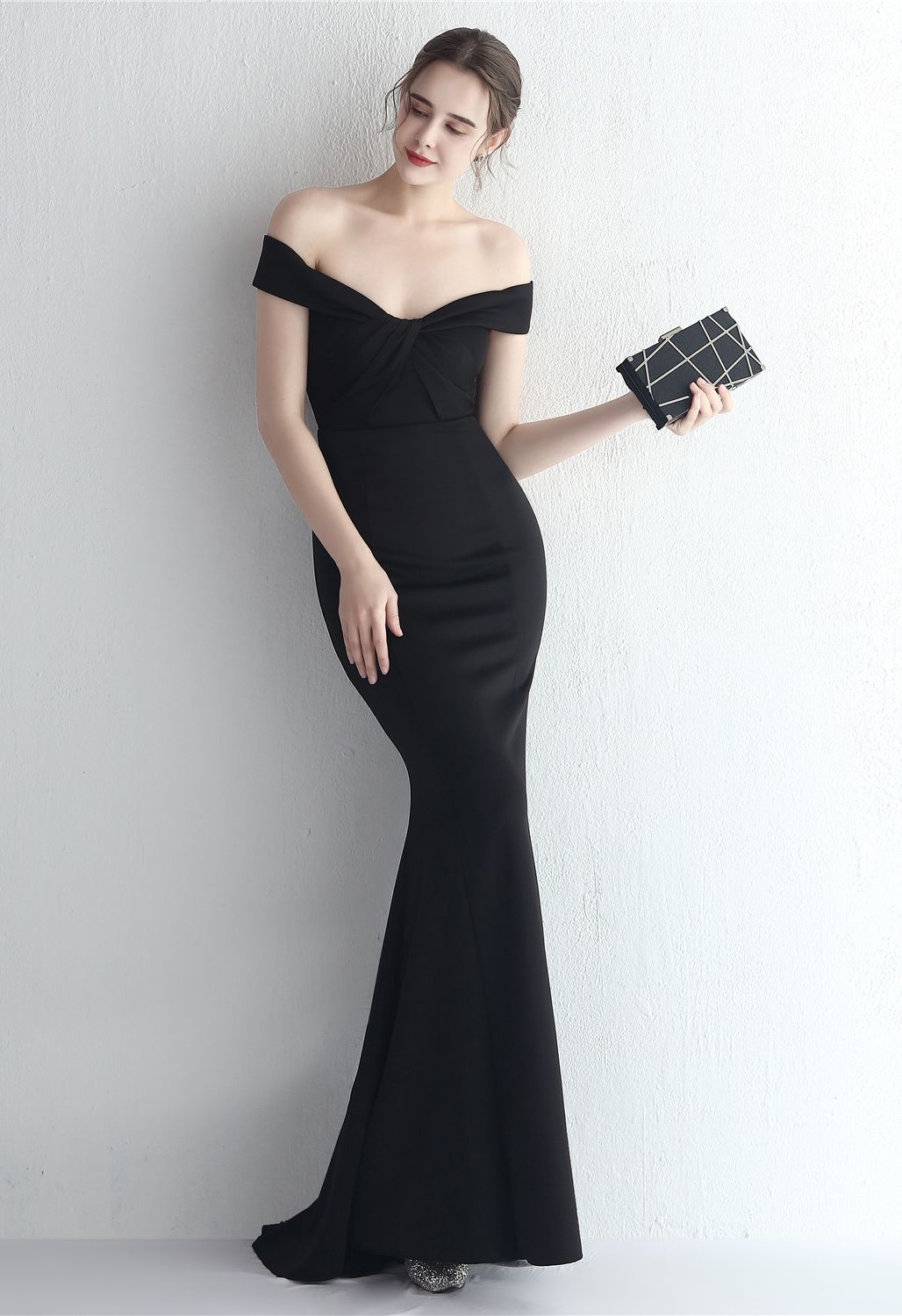 Off-Shoulder-Kleid mit verdrehter Vorderseite in Schwarz