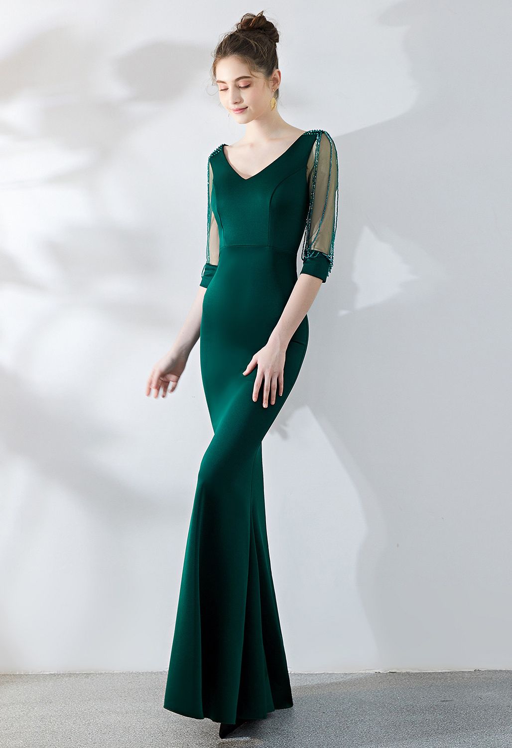 Kleid mit drapierten Netzärmeln in Smaragdgrün