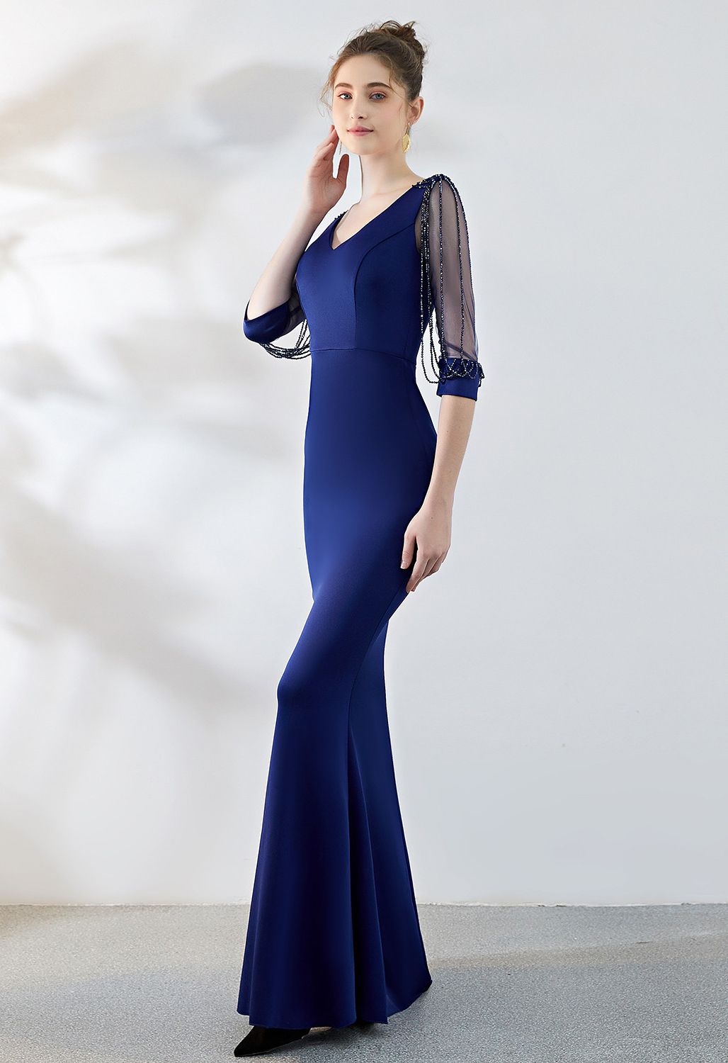 Kleid mit drapierten Ärmeln aus Mesh in Marineblau