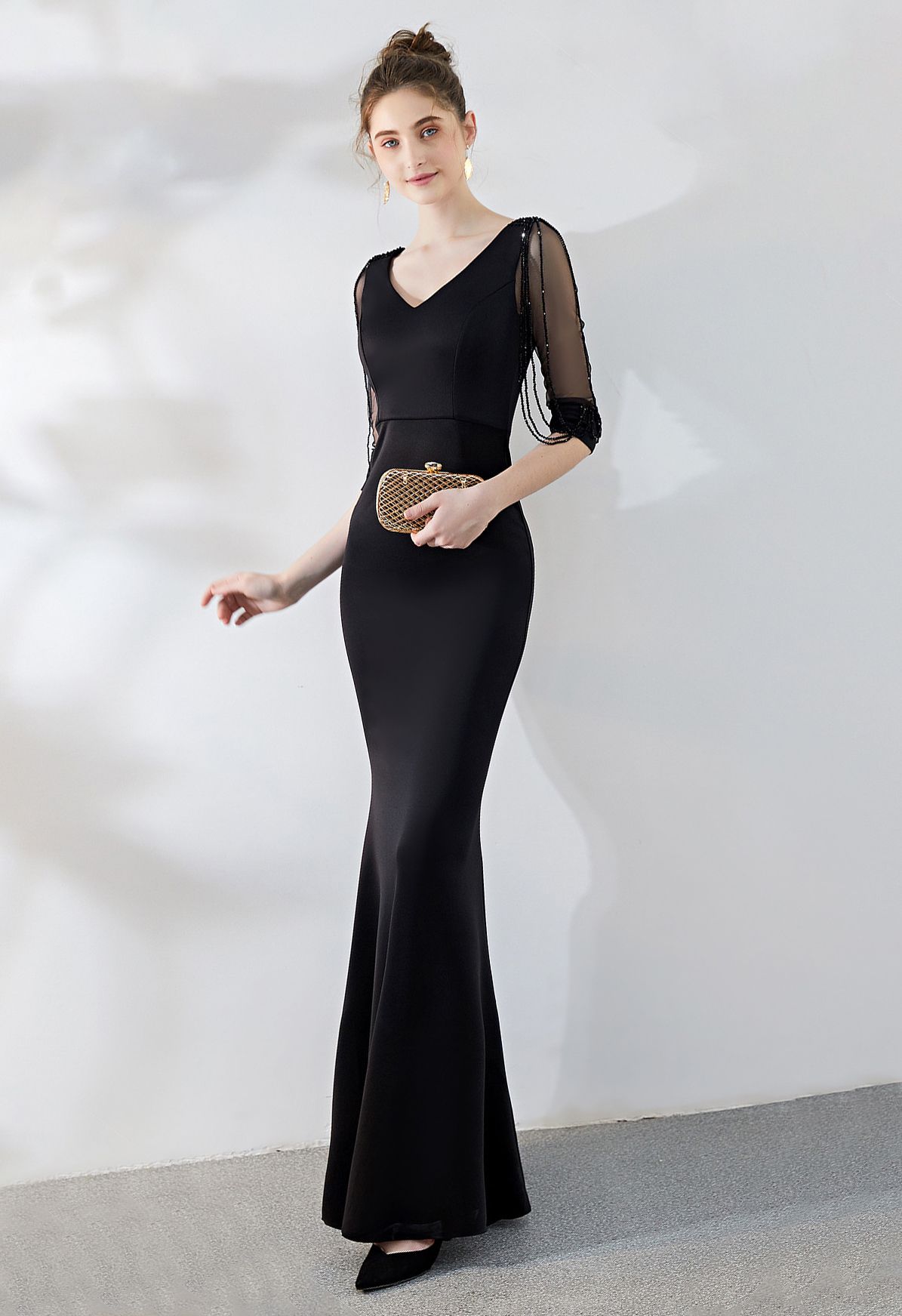 Kleid mit drapierten Ärmeln aus Mesh in Schwarz