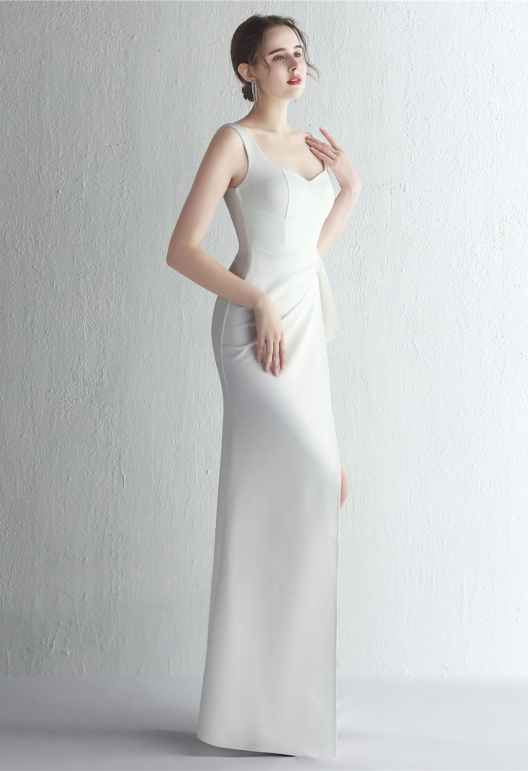 Weißes Kleid mit geraffter Taille und hohem Schlitz