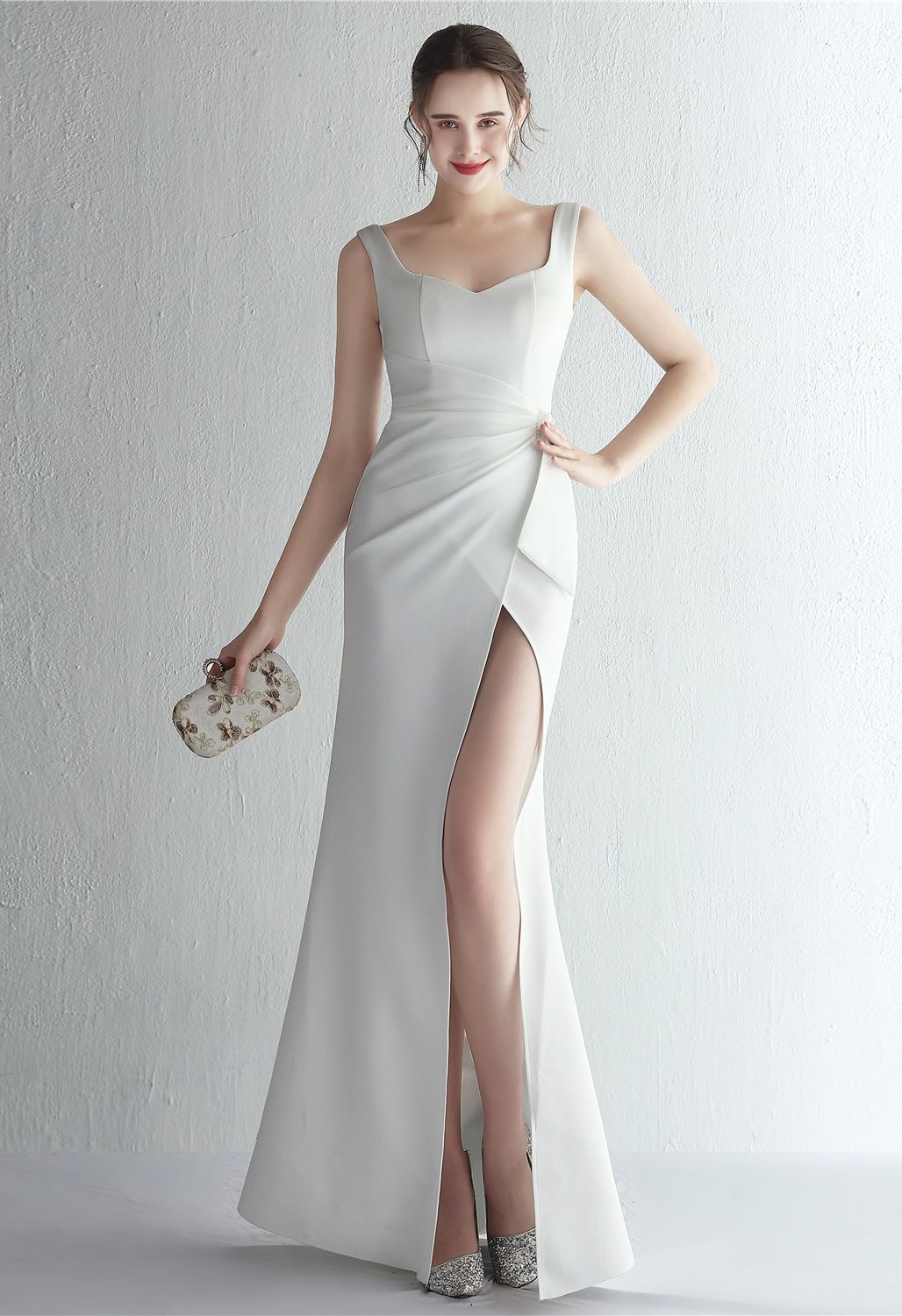 Weißes Kleid mit geraffter Taille und hohem Schlitz