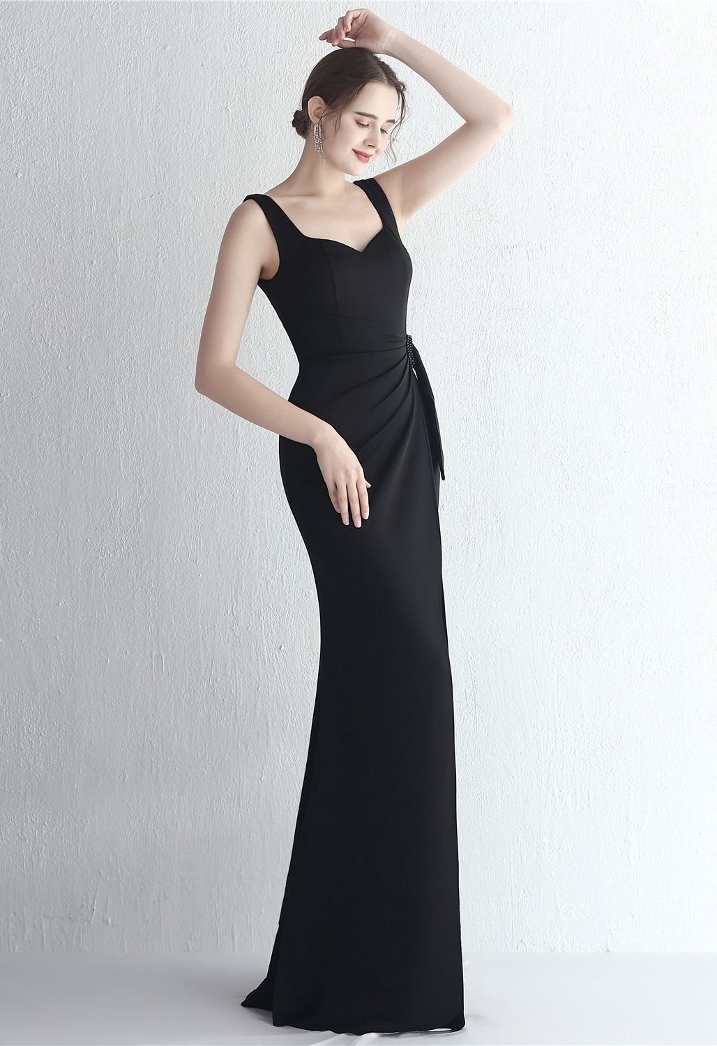 Kleid mit geraffter Taille und hohem Schlitz in Schwarz