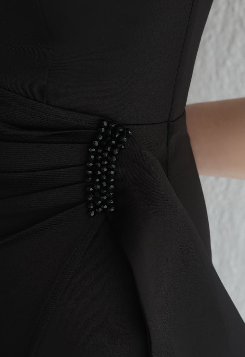 Kleid mit geraffter Taille und hohem Schlitz in Schwarz