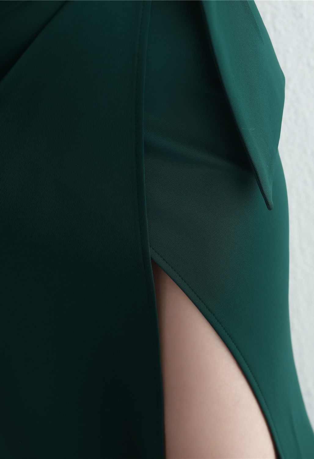 Kleid mit geraffter Taille und hohem Schlitz in Smaragdgrün