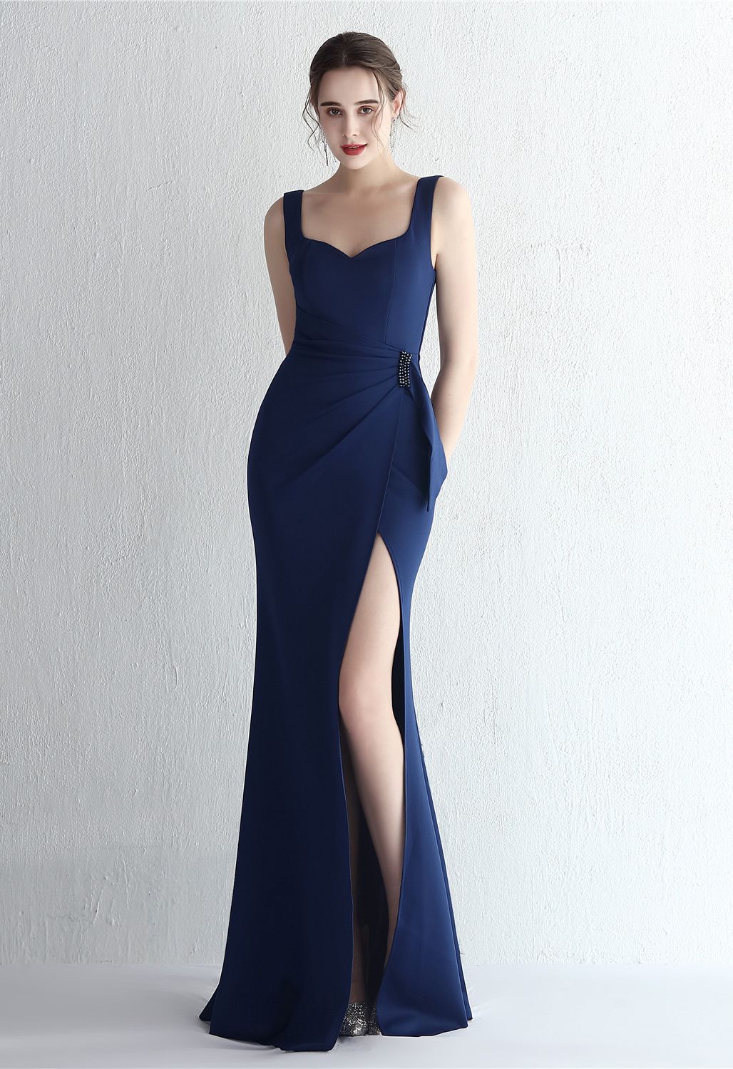 Gerafftes Kleid mit hohem Schlitz in Marineblau