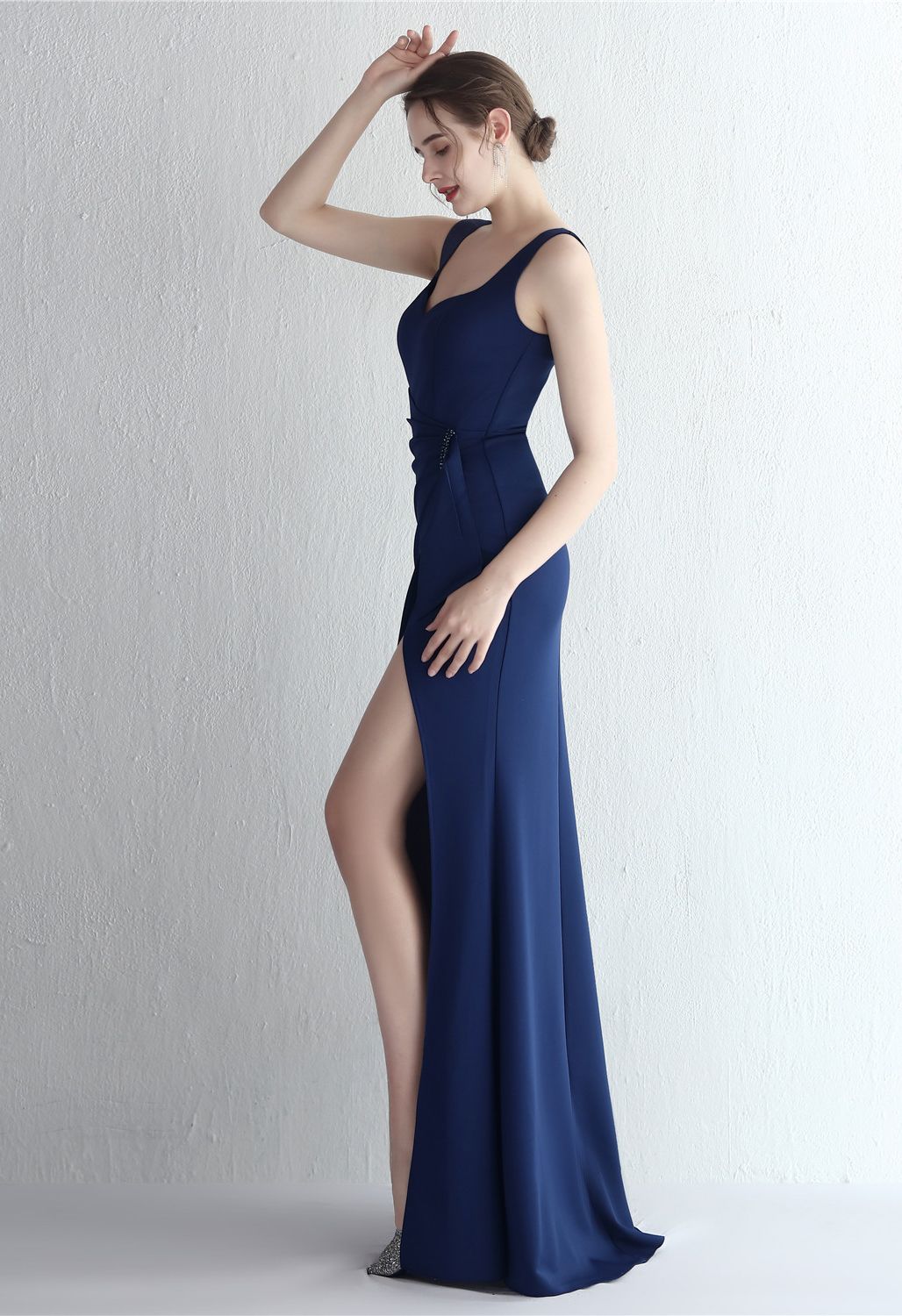 Gerafftes Kleid mit hohem Schlitz in Marineblau