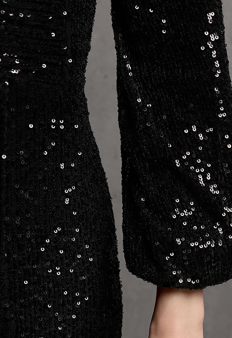 Schimmerndes Pailletten-Wickelkleid mit Rüschen in Schwarz