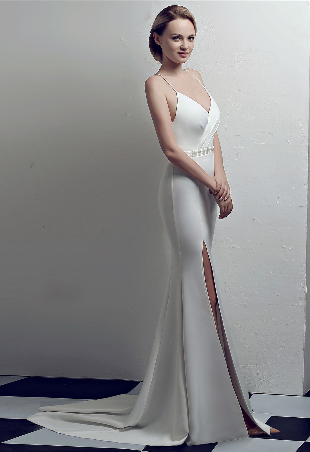 Perlenbesetztes Cami-Kleid mit überkreuztem Rücken und offenem Rücken in Weiß
