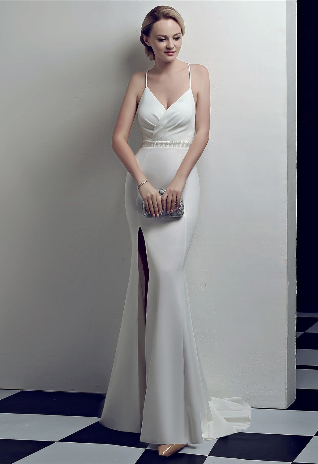 Perlenbesetztes Cami-Kleid mit überkreuztem Rücken und offenem Rücken in Weiß