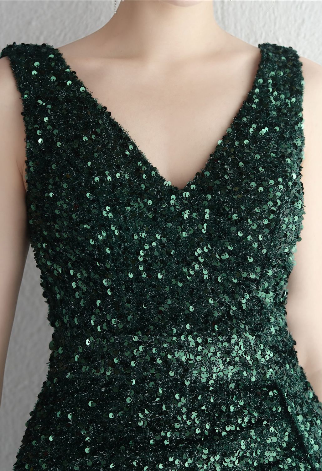 Glitzerndes Pailletten-Kleid mit Schlitz und V-Ausschnitt in Smaragdgrün