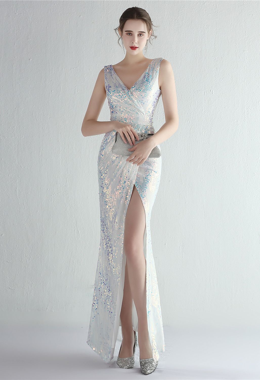 Mehrfarbiges Pailletten-Kleid mit V-Ausschnitt und hohem Schlitz in Weiß