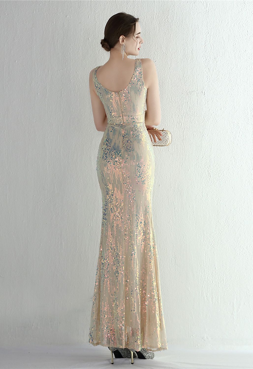 Mehrfarbiges Pailletten-Kleid mit V-Ausschnitt und hohem Schlitz in Gold