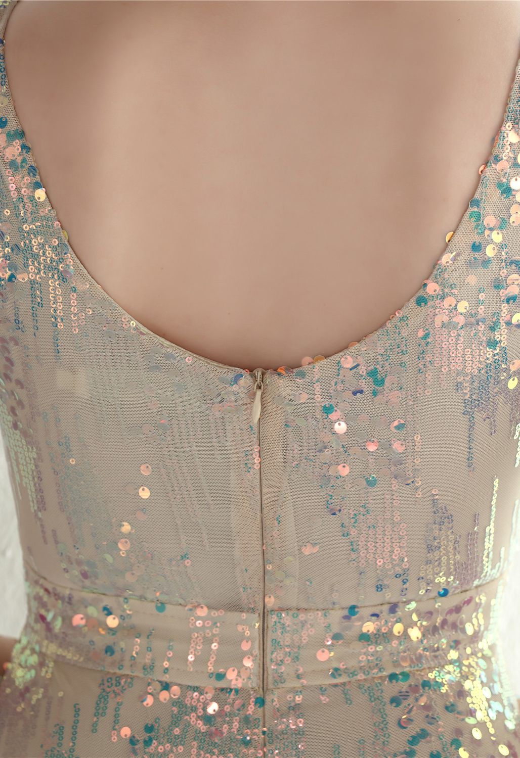Mehrfarbiges Pailletten-Kleid mit V-Ausschnitt und hohem Schlitz in Gold