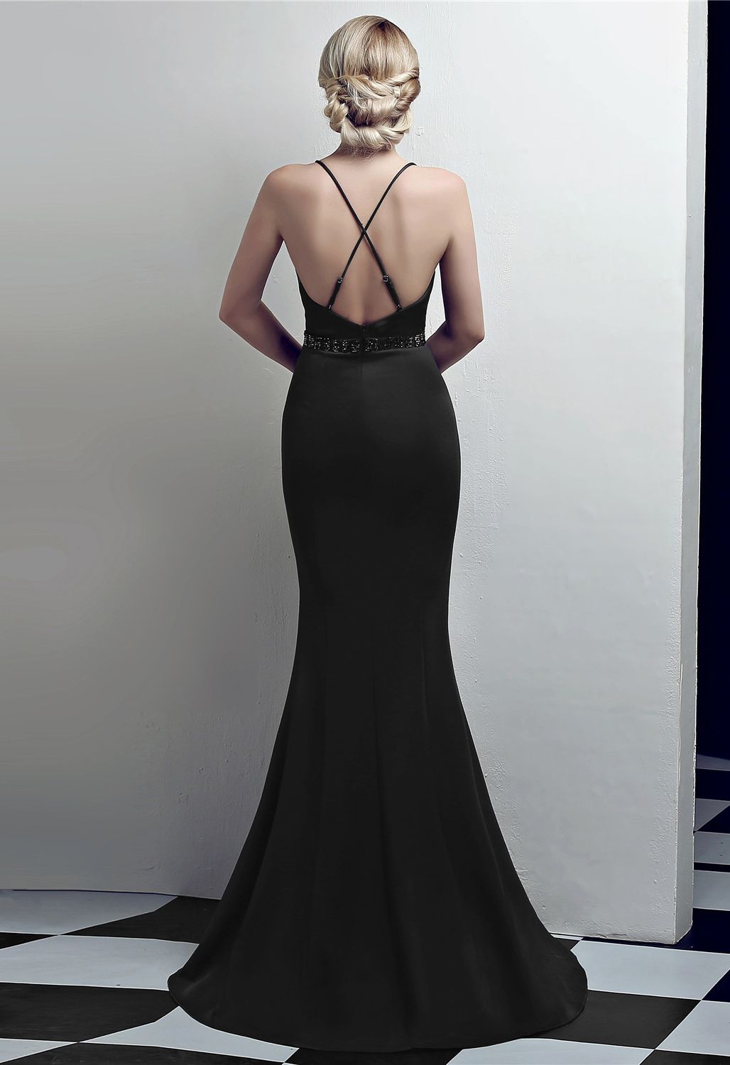 Cami-Kleid mit perlenbesetzter Taille und Kreuzschlitz und offenem Rücken in Schwarz