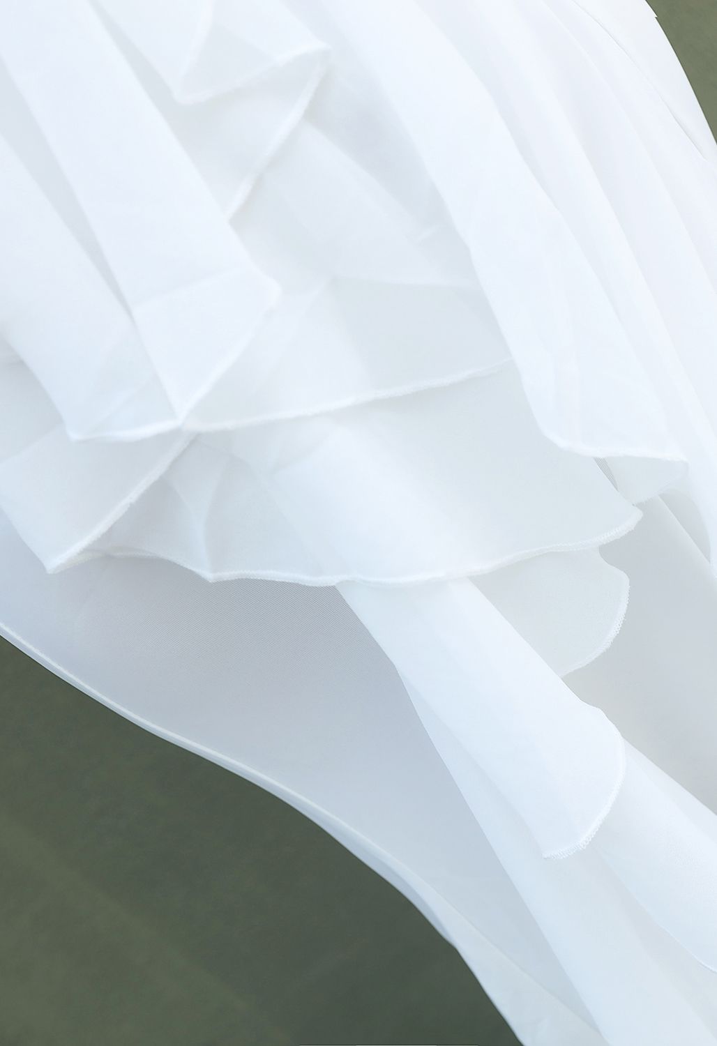 Ärmelloses Kaskaden-Rüschenkleid mit offenem Rücken in Weiß