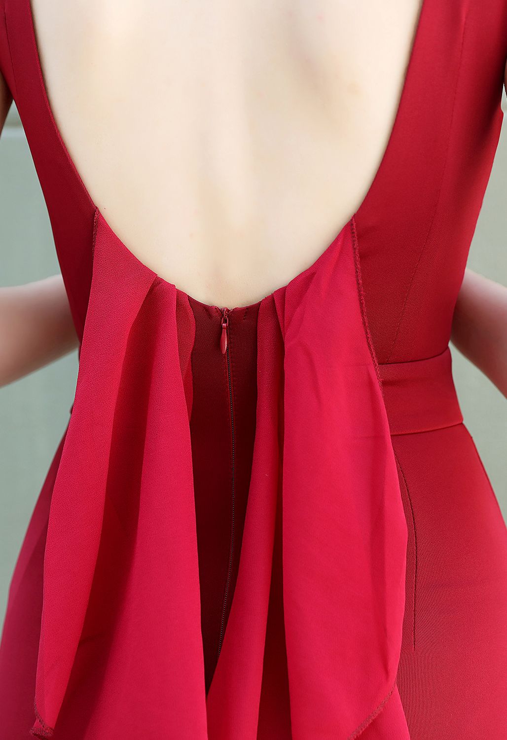 Ärmelloses Kaskaden-Rüschenkleid mit offenem Rücken in Rot
