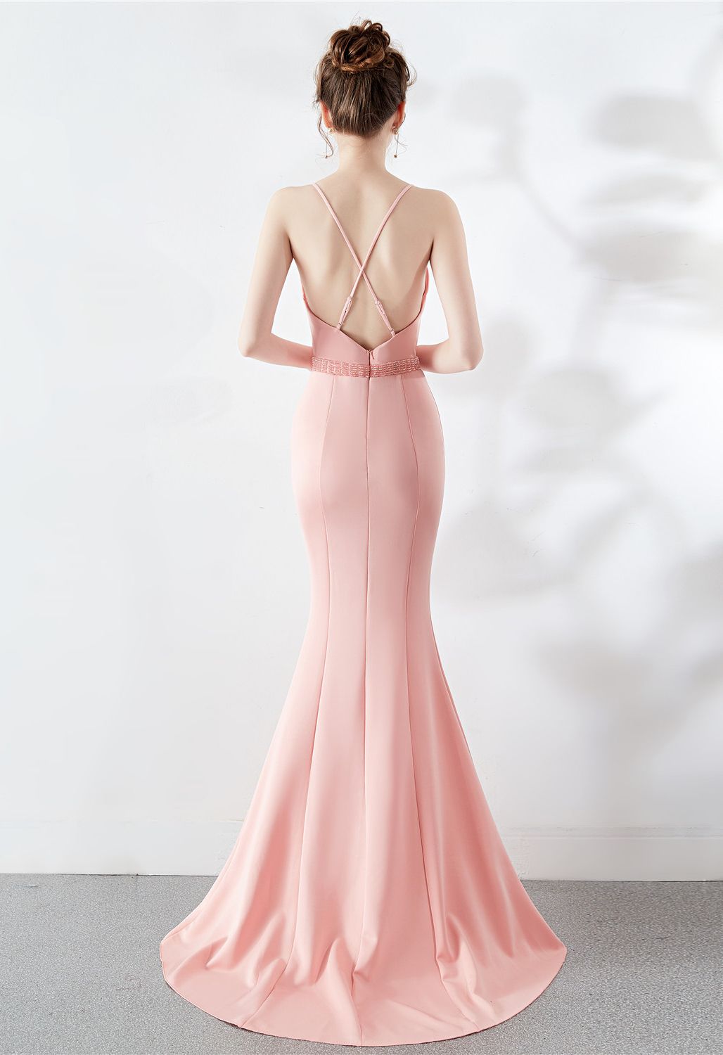 Perlenbesetztes Cami-Kleid mit überkreuztem Rücken und offenem Rücken in Rosa
