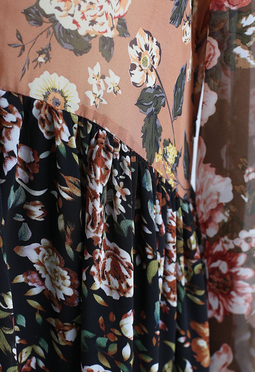 Gestreutes Chiffon-Kleid mit Blumenknöpfen