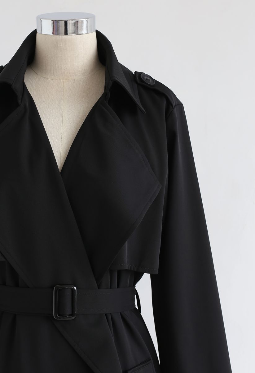 Mantel mit Gürtel und offenen Taschen in Schwarz