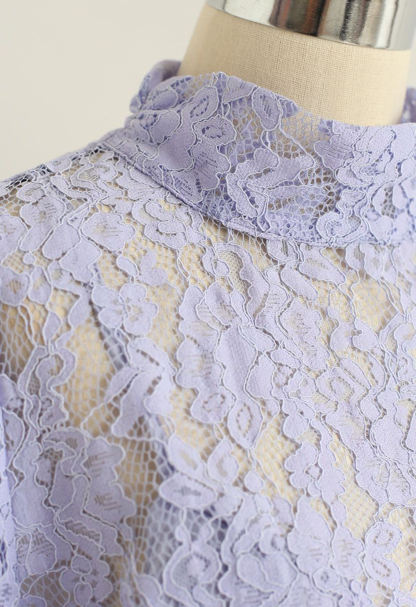 Floral Lace Open Back Crop Top in Lavendel