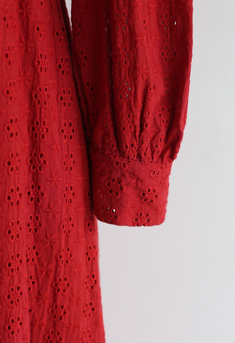 Perforiertes, besticktes Boho-Kleid mit Knopfleiste