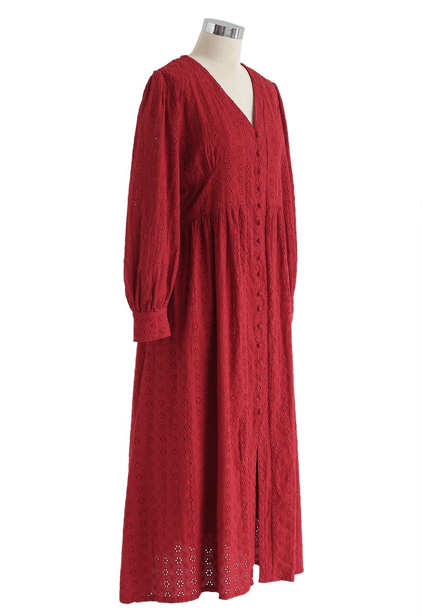 Perforiertes, besticktes Boho-Kleid mit Knopfleiste