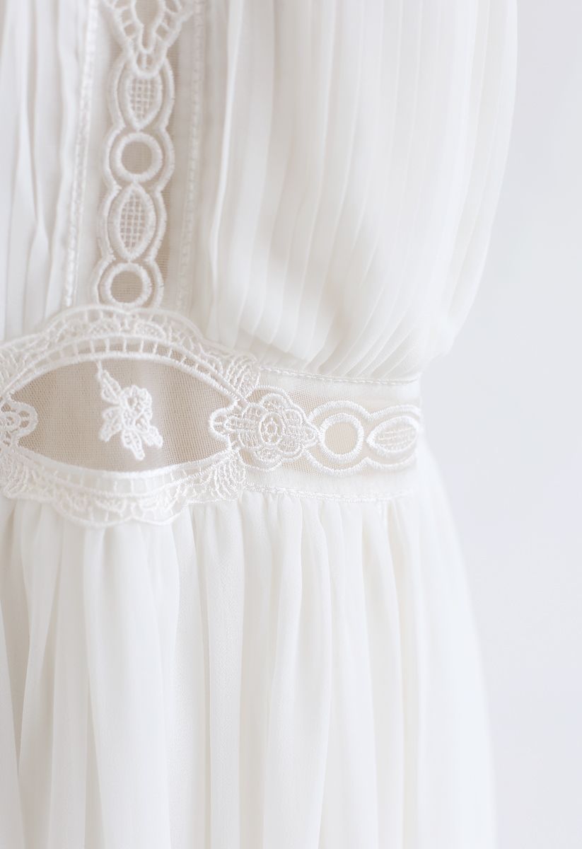 Besticktes Chiffon-Neckholder-Kleid aus Mesh in Weiß