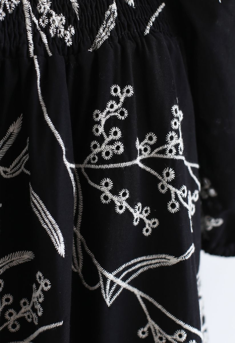 Wildflowers besticktes Puffärmel-Dolly-Kleid in Schwarz